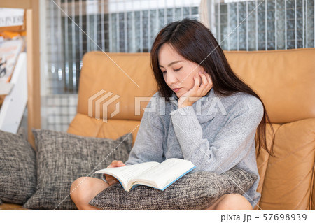 自宅で本を読む女性 57698939