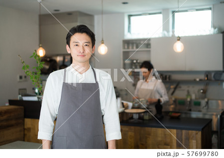 カフェのスタッフ　男女 57699780