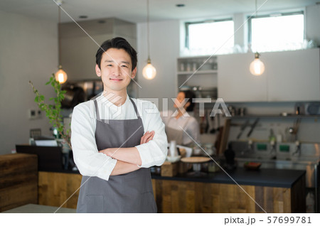 カフェのスタッフ　男女 57699781