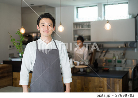 カフェのスタッフ　男女 57699782
