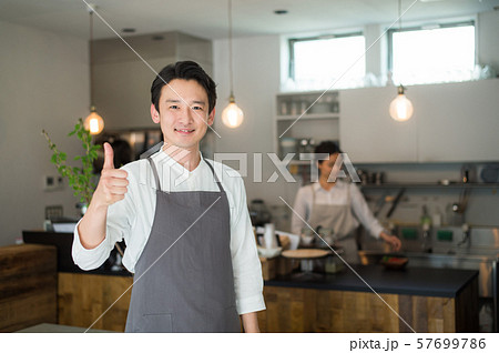 カフェのスタッフ 男女 カフェのスタッフ 男女 57699786