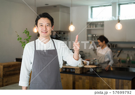 カフェのスタッフ 男女 カフェのスタッフ 男女 57699792