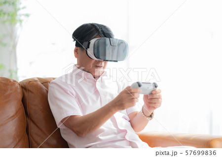 VR 仮想空間 1人 趣味 ゴーグル 在宅 ビジネス 老人 老後 インテリア デザイン 部屋 VR 仮想空間 1人 趣味 ゴーグル 在宅 ビジネス 老人 老後 インテリア デザイン 部屋 57699836