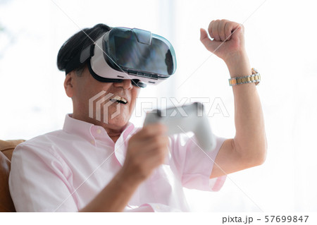 VR 仮想空間 1人 趣味 ゴーグル 在宅 ビジネス 老人 老後 インテリア デザイン 部屋 VR 仮想空間 1人 趣味 ゴーグル 在宅 ビジネス 老人 老後 インテリア デザイン 部屋 57699847