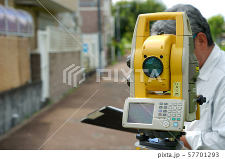 測量する機械 57701293