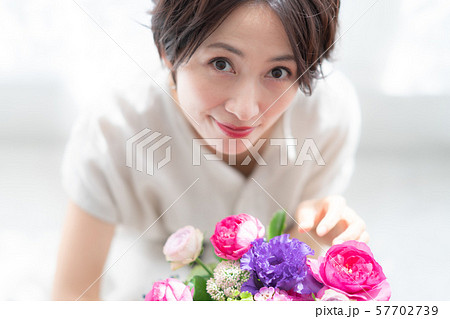 1人 ファッション 花束 美容 ライフスタイル 女性 女 インテリア デザイン 部屋 白 自然光 1人 ファッション 花束 美容 ライフスタイル 女性 女 インテリア デザイン 部屋 白 自然光 57702739