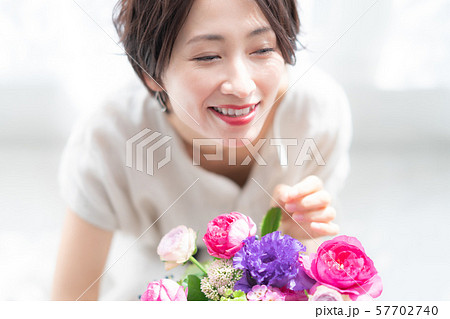 １人　ファッション　花束　美容　ライフスタイル　女性　女　インテリア デザイン 部屋 白 自然光 57702740