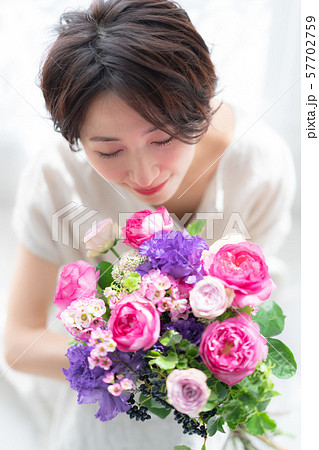 1人 ファッション 花束 美容 ライフスタイル 女性 女 インテリア デザイン 部屋 白 自然光 1人 ファッション 花束 美容 ライフスタイル 女性 女 インテリア デザイン 部屋 白 自然光 57702759