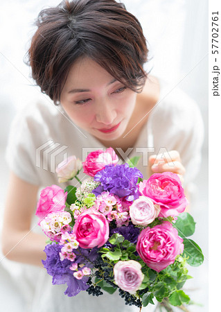 1人 ファッション 花束 美容 ライフスタイル 女性 女 インテリア デザイン 部屋 白 自然光 1人 ファッション 花束 美容 ライフスタイル 女性 女 インテリア デザイン 部屋 白 自然光 57702761
