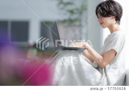 １人　ファッション　パソコン　美容　ライフスタイル　女性　女　インテリア デザイン 部屋 白 自然光 57703028