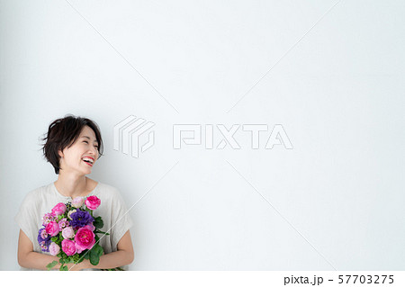 1人 ファッション 花束 美容 ライフスタイル 女性 女 インテリア デザイン 部屋 白 自然光 1人 ファッション 花束 美容 ライフスタイル 女性 女 インテリア デザイン 部屋 白 自然光 57703275