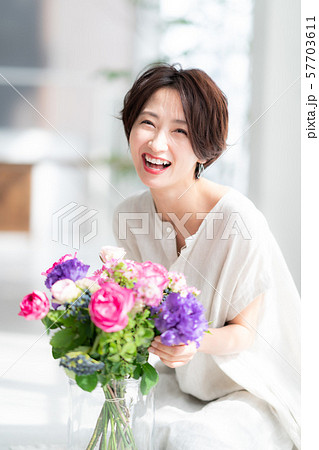 1人 ファッション 花束 美容 ライフスタイル 女性 女 インテリア デザイン 部屋 白 自然光 1人 ファッション 花束 美容 ライフスタイル 女性 女 インテリア デザイン 部屋 白 自然光 57703611