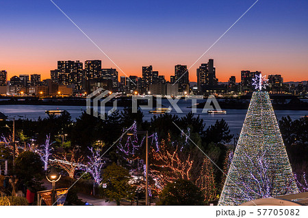 イルミネーションのお台場　夕景 57705082
