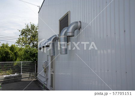 コインランドリー店舗の外にある排気ダクト 57705151