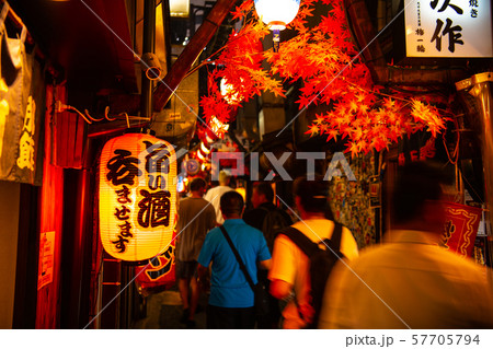 日本の東京都市景観　昭和のレトロ感漂う新宿「思い出横丁」(外国人観光客で大賑わい） 57705794