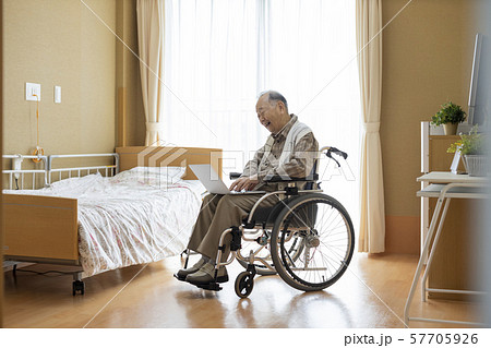 介護施設 シニア男性  57705926