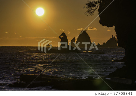 （静岡県）西伊豆・大田子海岸の夕陽 57708341