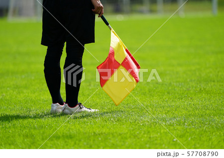 サッカーの審判 57708790