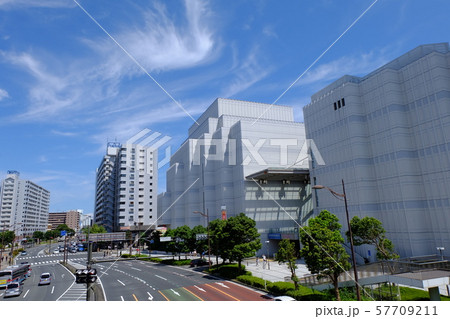 本町3丁目交差点から見た横須賀芸術劇場 57709211