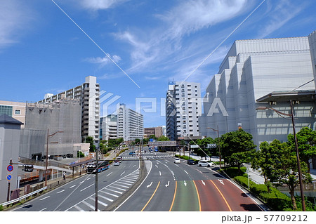 本町3丁目交差点から見た国道16号沿いの風景 57709212