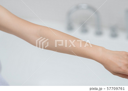 a thirty-something woman 57709761