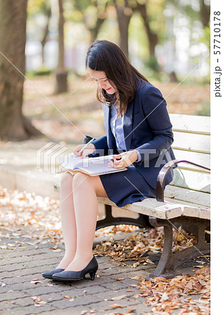 女性 営業 屋外 女性 営業 屋外 57710178