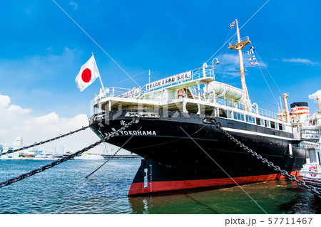 横浜 山下公園埠頭に係留される氷川丸とみなとみらい遠景 57711467