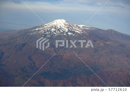 飛行機から鳥海山を一望 飛行機から鳥海山を一望 57712610