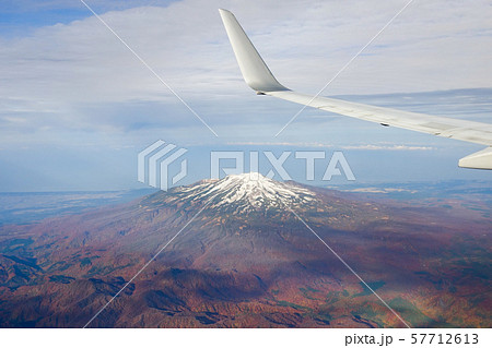 飛行機から鳥海山を一望 57712613