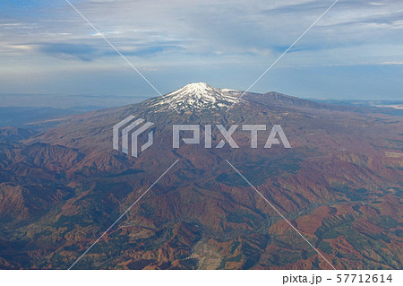 飛行機から鳥海山を一望 57712614