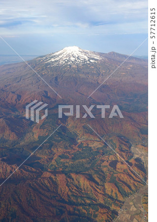 飛行機から鳥海山を一望 飛行機から鳥海山を一望 57712615
