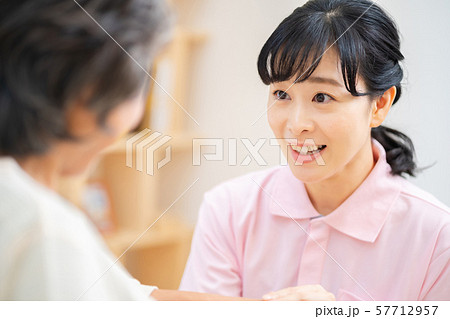 介護イメージ　シニア　デイケア　介護福祉士　老人ホーム 57712957