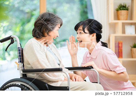 介護イメージ　シニア　デイケア　介護福祉士　老人ホーム 57712958