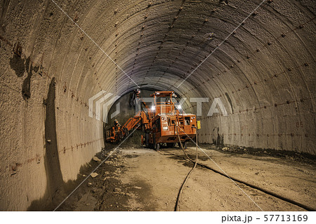 社会科見学　トンネル工事現場　巨大ドリルマシン 57713169