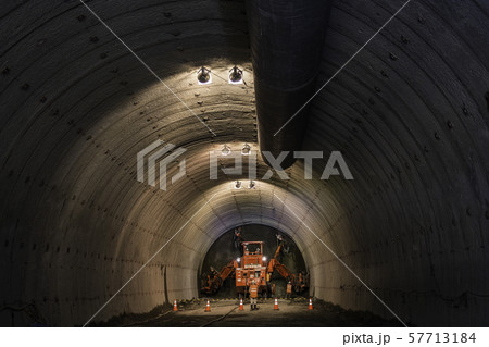 社会科見学　トンネル工事現場　巨大ドリルマシン　作業 57713184