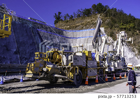 社会科見学　トンネル工事用重機　コンクリート吹き付け機 57713253