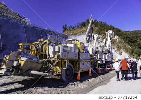 社会科見学　トンネル工事用重機　コンクリート吹き付け機 57713254