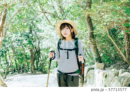 登山をする若い女性 登山をする若い女性 57713577
