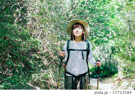 登山をする若い女性 登山をする若い女性 57713584