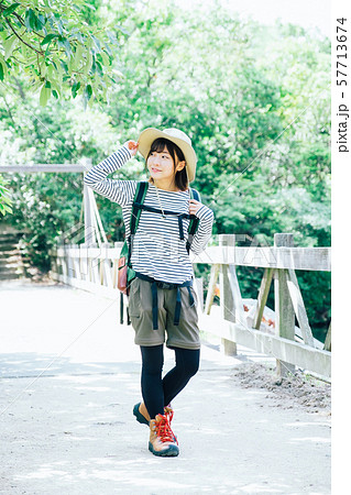 トレッキング　若い女性 57713674