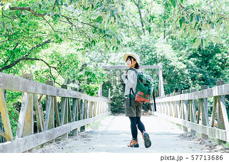 トレッキング　若い女性 57713686