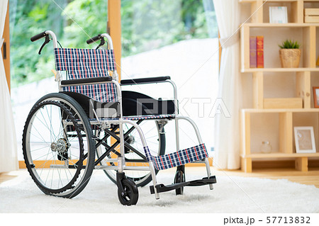 車いす　車椅子 57713832