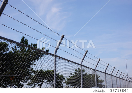 フェンス　立ち入り禁止区域 57713844