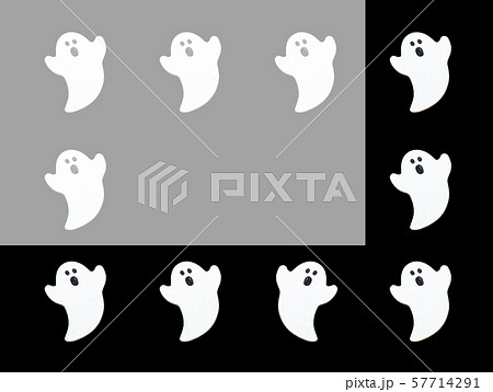 黒とグレーバックに白いオバケを並べ真ん中にコピースペース 57714291