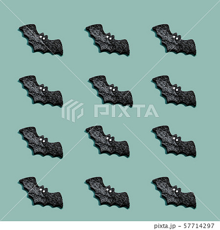 深緑バックに黒のコウモリを沢山並べました 57714297