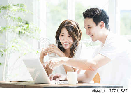 ノートパソコンで検索する夫婦 ノートパソコンで検索する夫婦 57714385