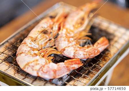 エビの炭火焼きbbq q 炭火焼 網焼 備長炭 七輪 キャンプ 食事 食べ物の写真素材