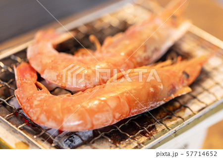 エビの炭火焼きBBQ･bbq･炭火焼･網焼･備長炭･七輪･キャンプ･食事･食べ物 57714652