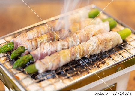 アスパラ豚バラ巻の炭火焼き（炭焼き・網焼き・七輪・バーベキュー・BBQ・bbq・焼肉・キャンプ 57714675