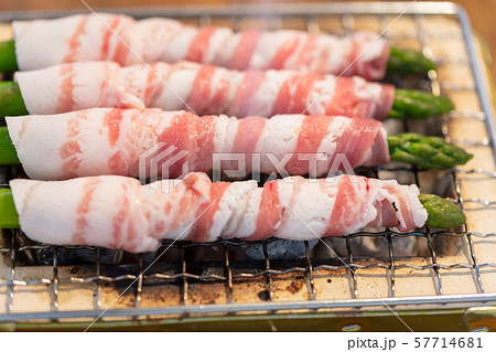 アスパラ豚バラ巻の炭火焼き（炭焼き・網焼き・七輪・バーベキュー・BBQ・bbq・焼肉・キャンプ 57714681
